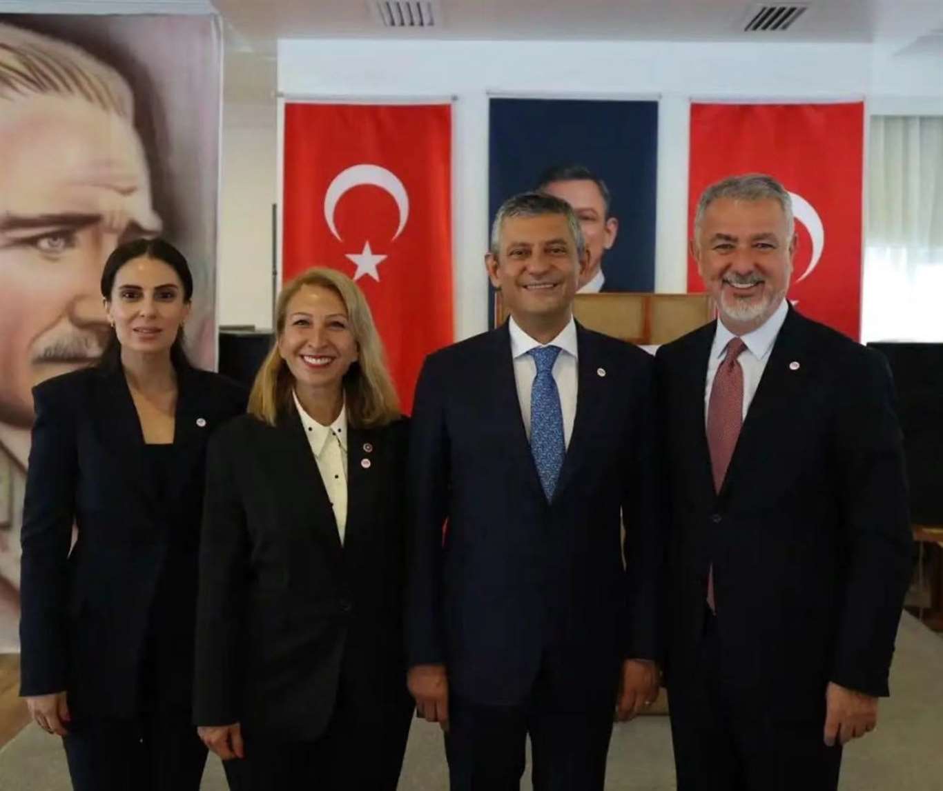 Milletvekili maaşlarını YENİ Parti'ye bağışladılar haberi